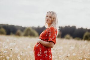 Modne dodatki na sezon wiosna-lato – trendy na nadchodzący sezon