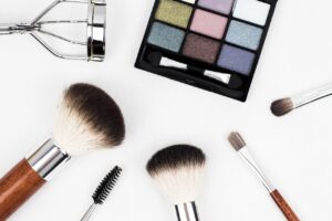 8 produktów kosmetycznych, które każda kobieta powinna posiadać