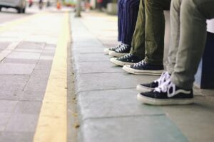 Stylowe zestawy ze spodniami cygaretkami – elegancja na wysokim poziomie